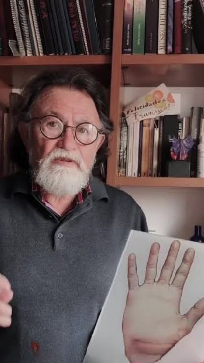 Caleb explicando las líneas de los hijos